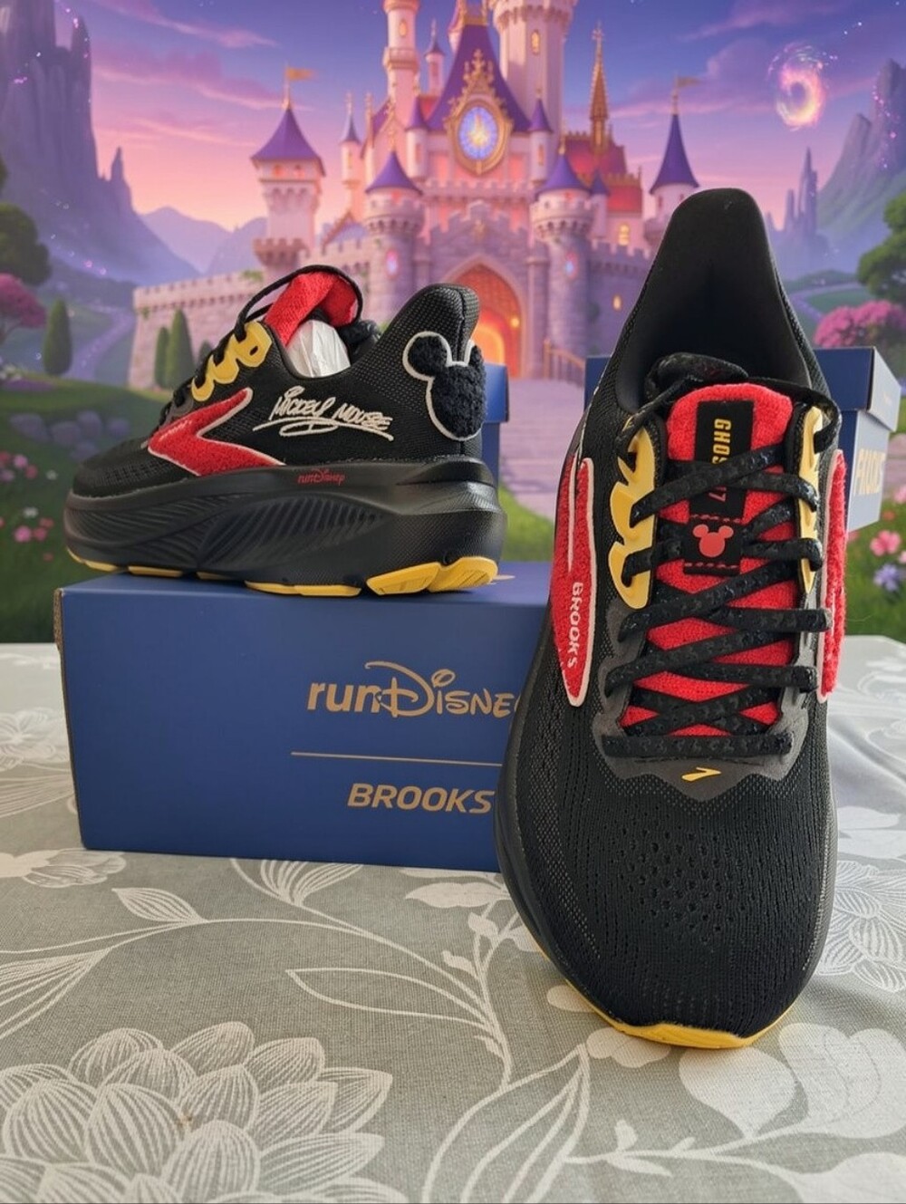 Brooks Ghost 17 run Disney Mickey Mouse Women's Size 8 or 9.5 Sneakers NEW
